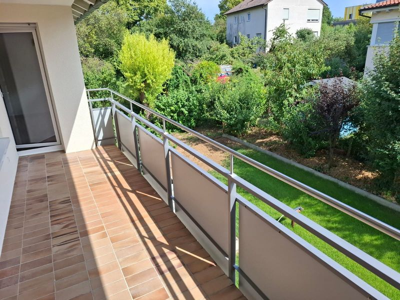 Ruhige, lichtdurchflutete 3 1/2 OG-Wohnung mit Balkon - komplett renoviert